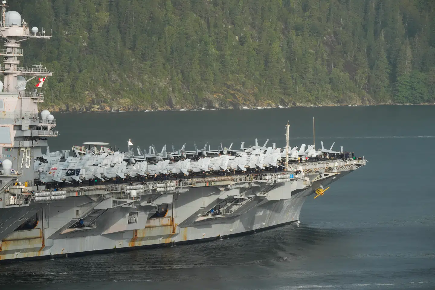 Der er plads til op mod 90 fly og helikoptere på hangarskibet.