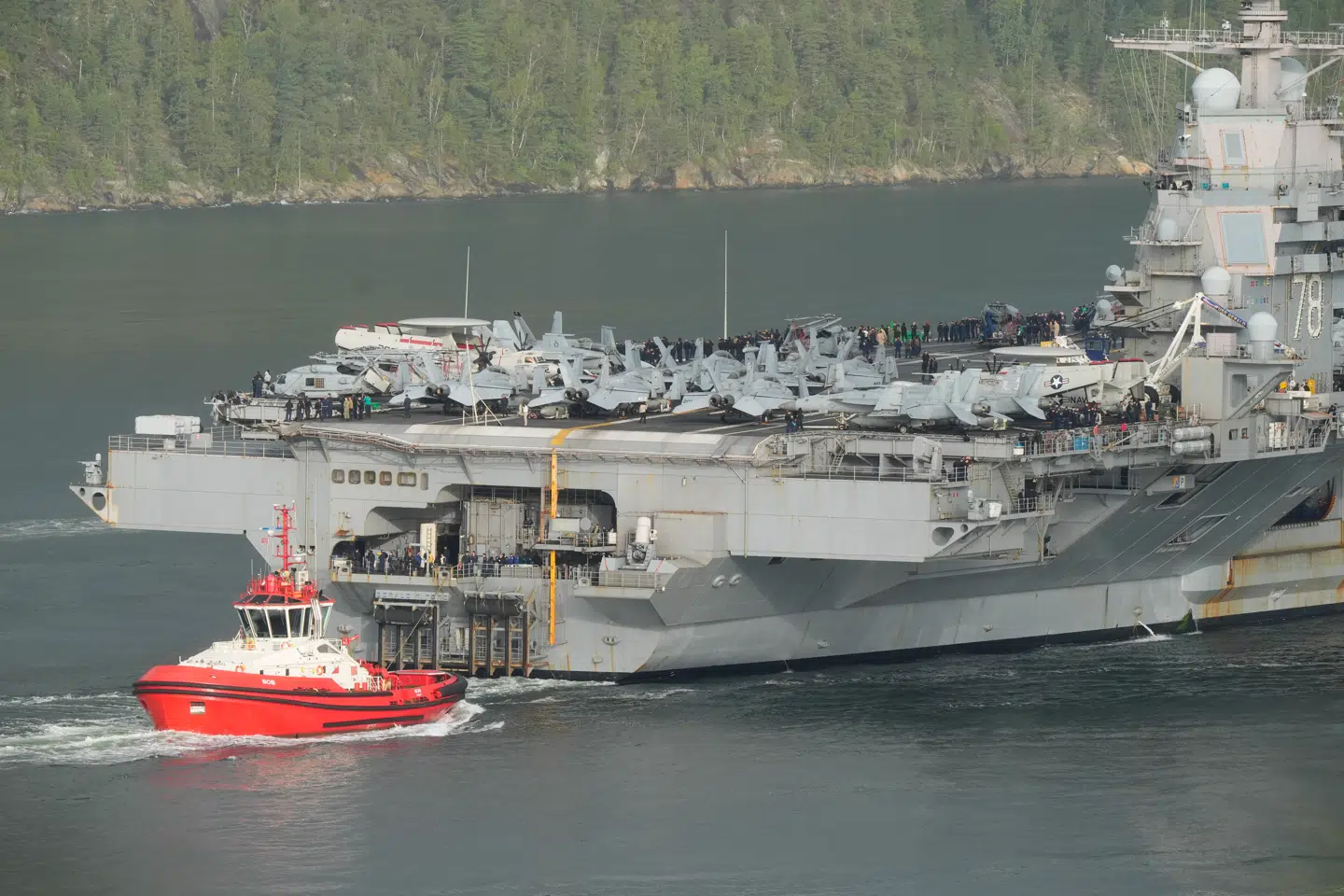 USS Gerald R. Ford er på vej til at lægge til i havnen i Oslo.