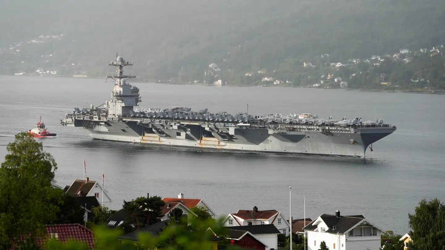 Det amerikanske hangarskip USS Gerald R. Ford ses her på vej i Oslofjorden.