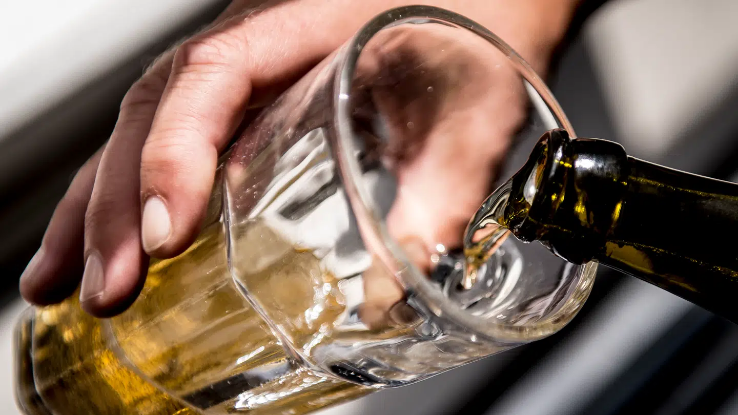 Ifølge tal fra Alkohol og Samfund drikker 1 ud af 7 danskere mere end 10 genstande om ugen. Så tømmermænd er blandt mange danskere en fast følgesvend.