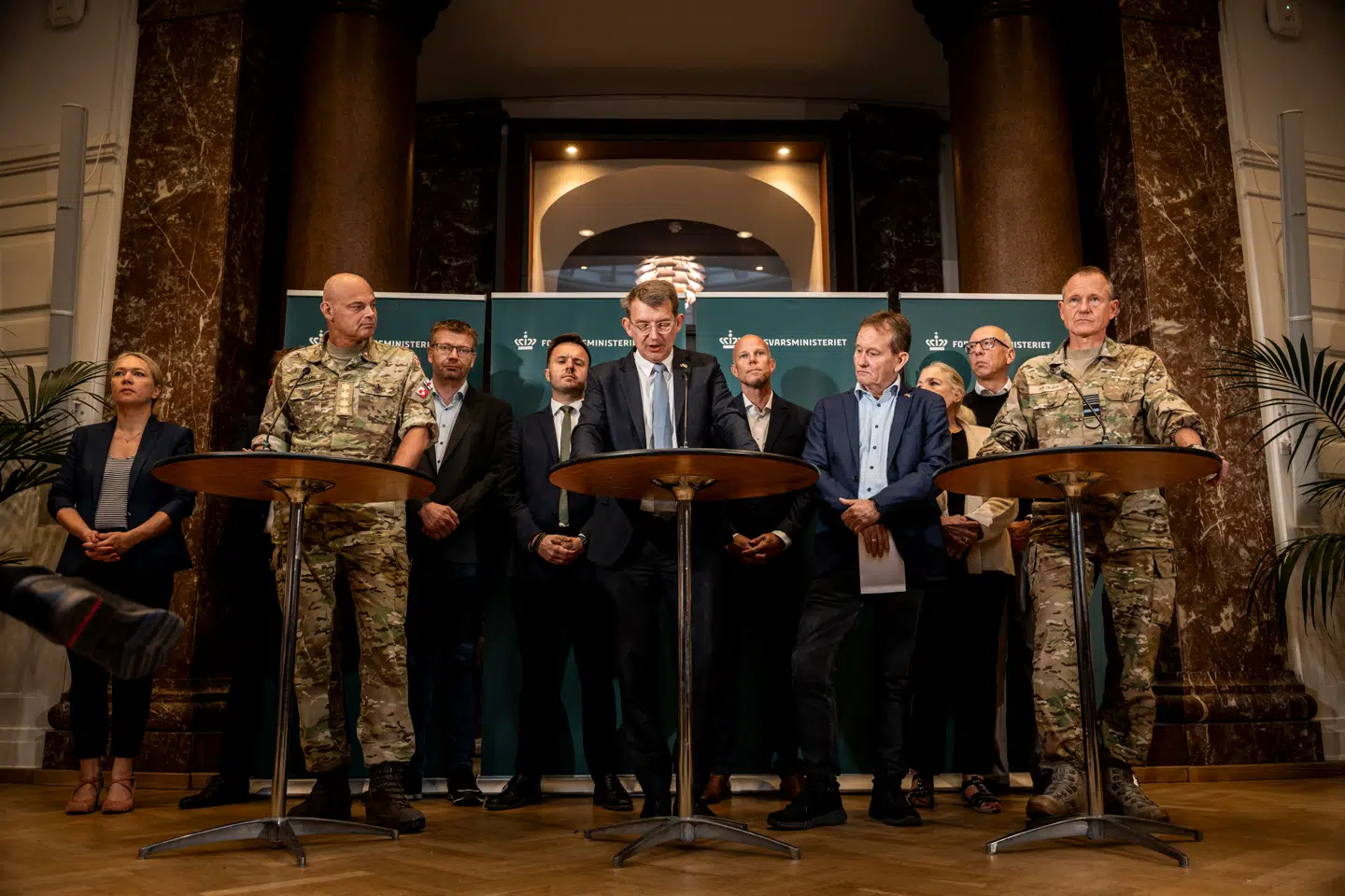 På et pressemøde fredag morgen blev danmarkshistoriens største våbenhandel en realitet.