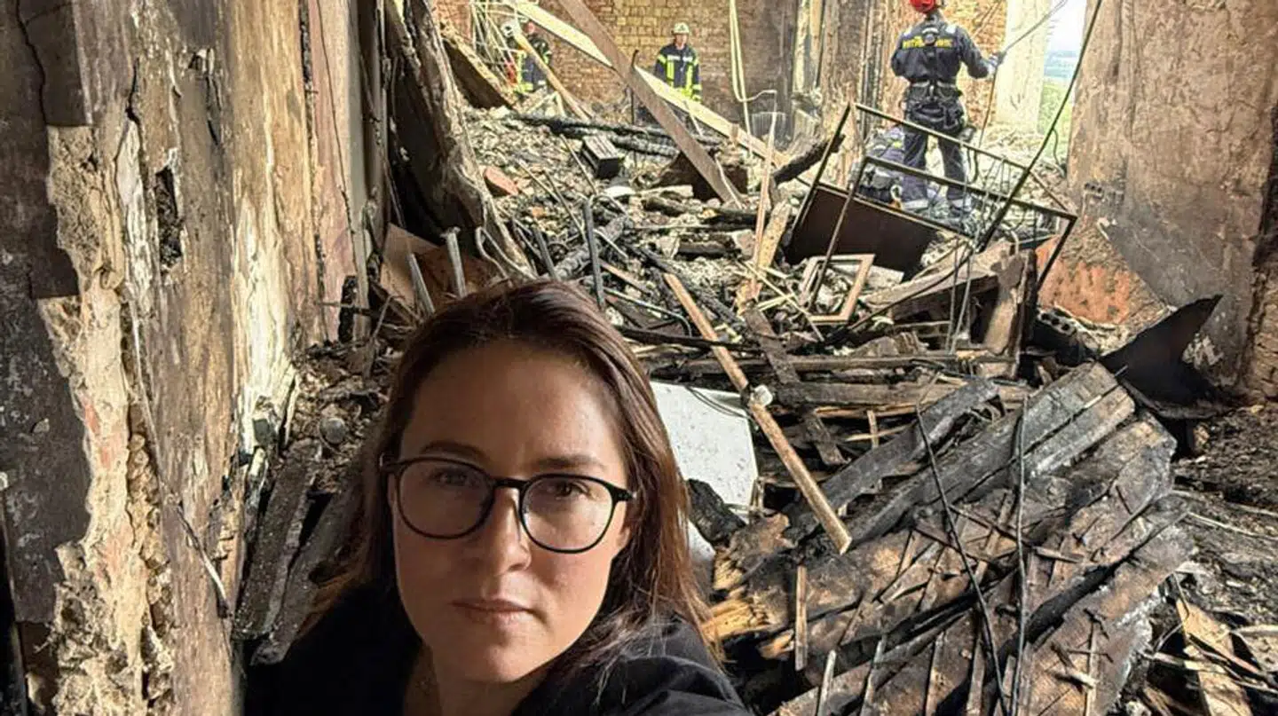 Ukraines nyslåede premierminister, Julia Svyrydenko, i regeringsbygningen, som Rusland ramte i det centrale Kyiv. Hun har selv kontor i bygningen, men slap uskadt.