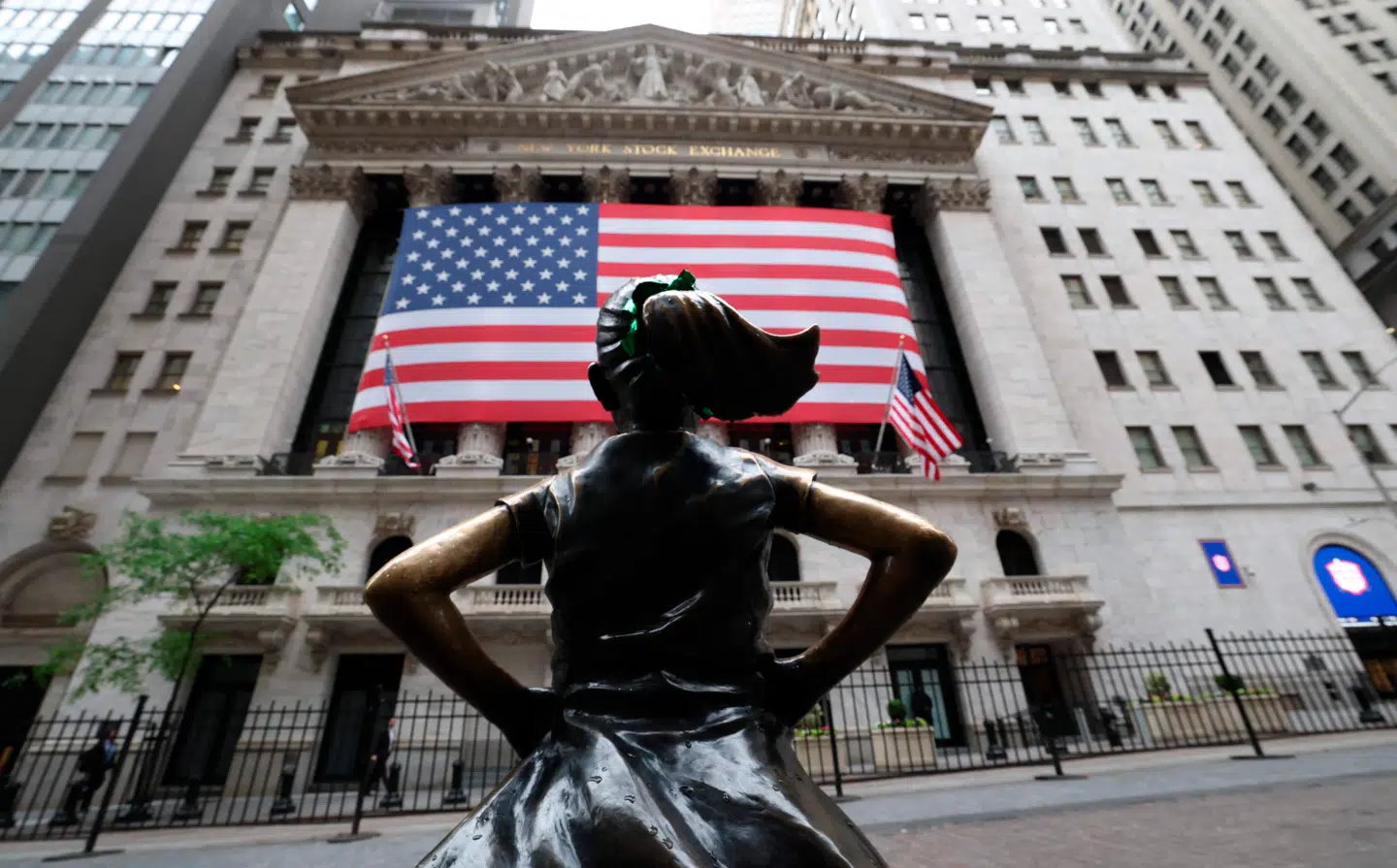 De danske pensionsselskaber har flere hundrede milliarder kroner investeret i amerikanske aktier. Selvom Donald Trump har vendt op og ned på finansmarkederne, fastholder de dog i høj grad deres aktieinvesteringer i USA.