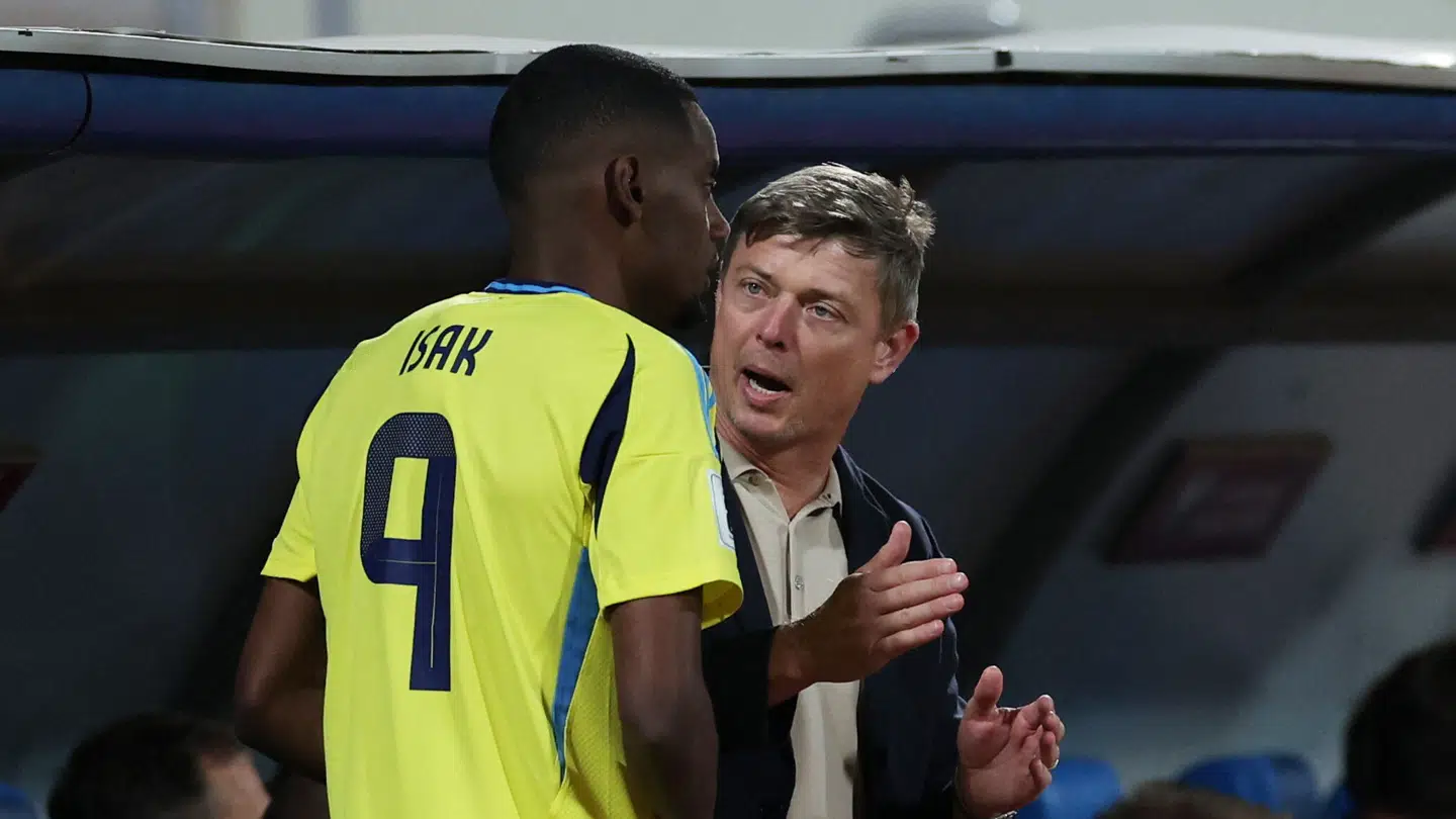 Jon Dahl Tomasson (th.) giver Alexander Isak instrukser, inden han sendes på banen mod Kosovo.