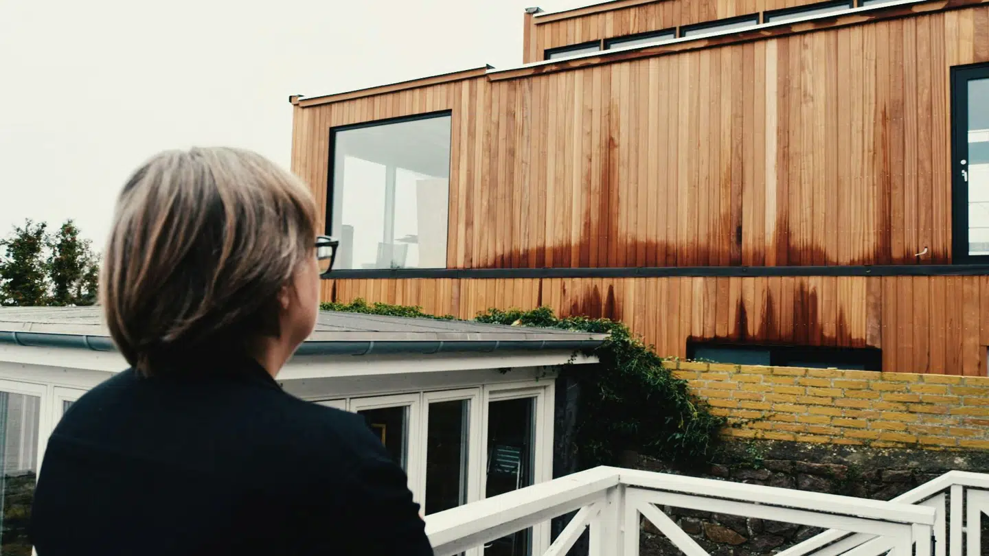 Charlotte Westh kigger over på det nye sommerhus, som hun føler er meget tæt på hendes egen grund.