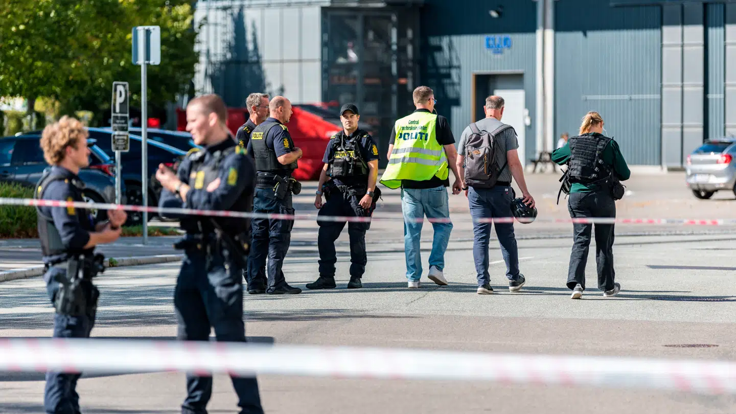 Politiet er massivt til stede i Sydhavnen i København.
