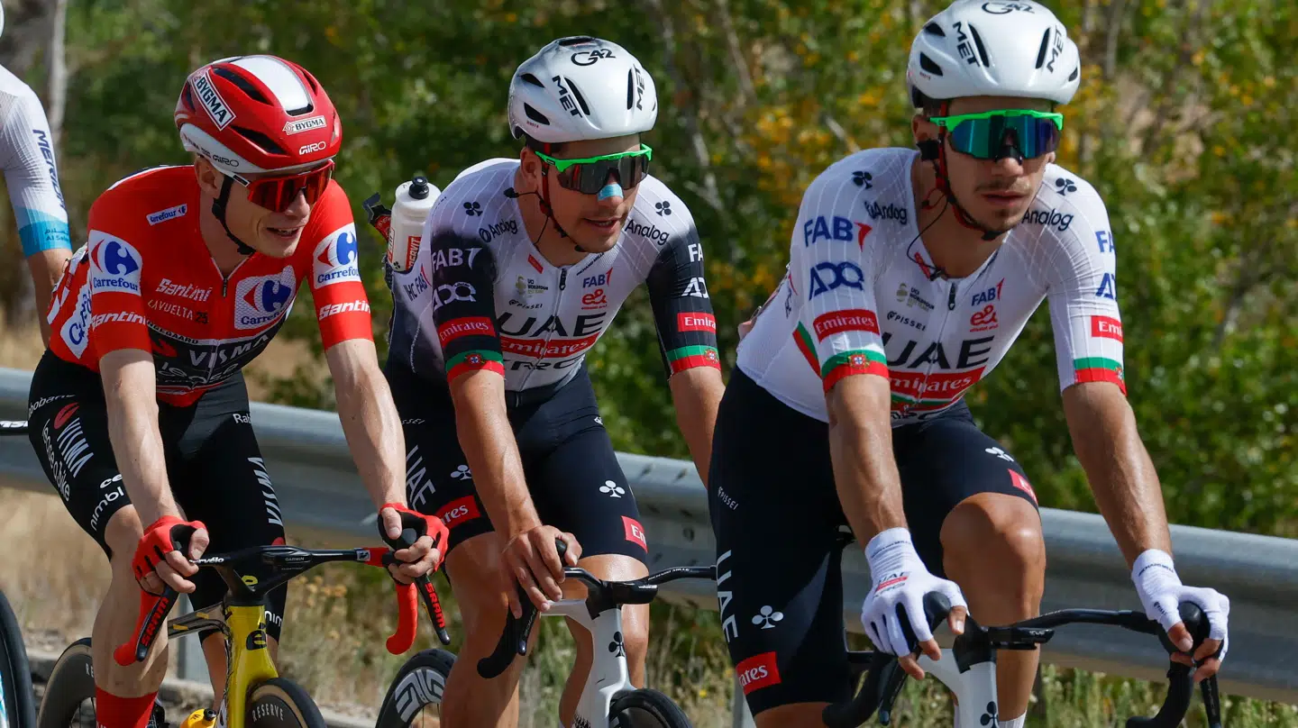 Vingegaard og Almeida (i midten) hyggesnakkede på dagens etape, selvom de dyster om Vuelta-tronen.