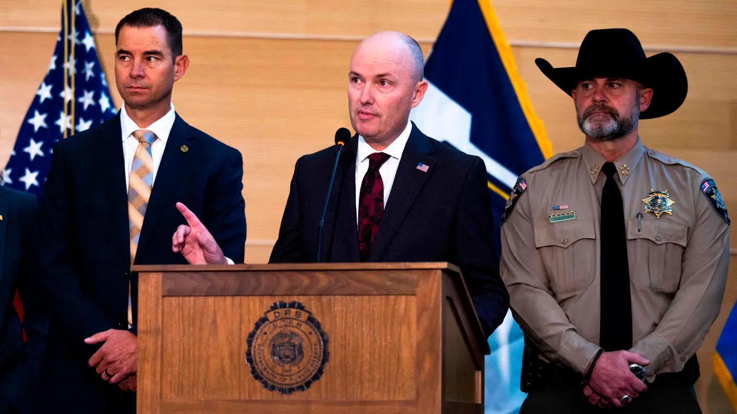 Utahs guvernør Spencer Cox (I midten) under fredagens pressemøde.