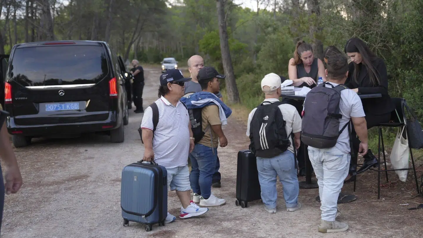 Personerne, Lamine Yamal havde hyret ind til fødselsdagen, ses her ankomme til festlighederne.