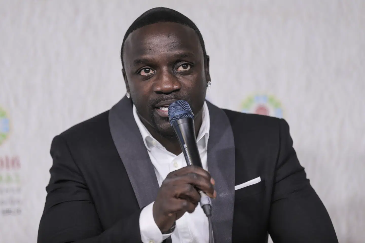 Akon.