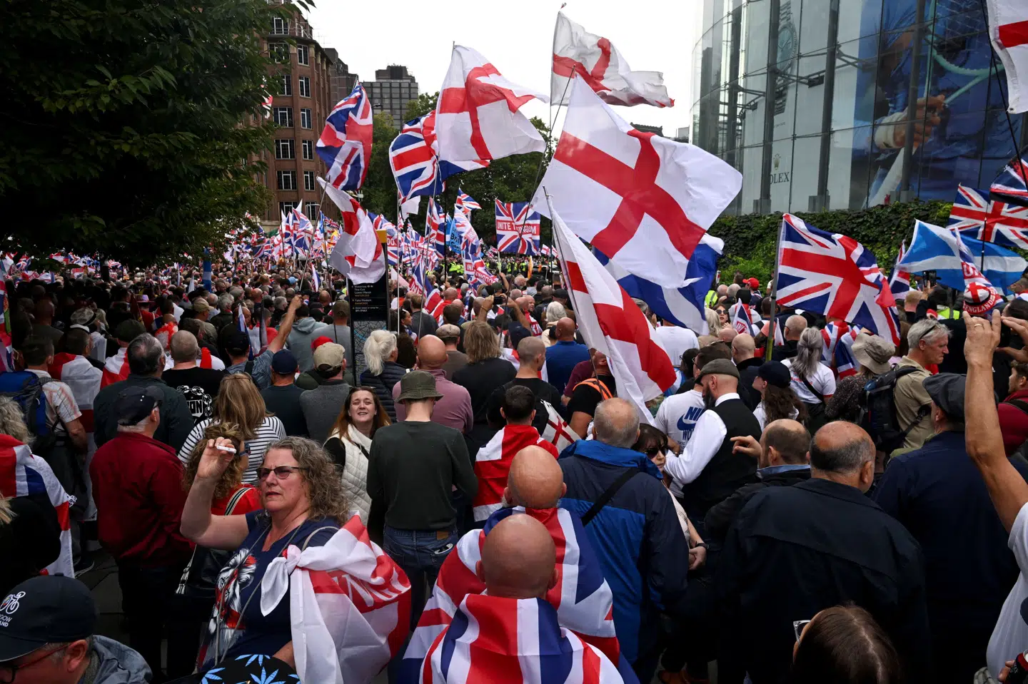 Omkring 110.000 briter deltager i en højreorienteret demonstration i London.