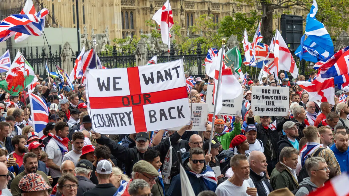 Lørdag er britiske demonstranter gået på gaden i London.