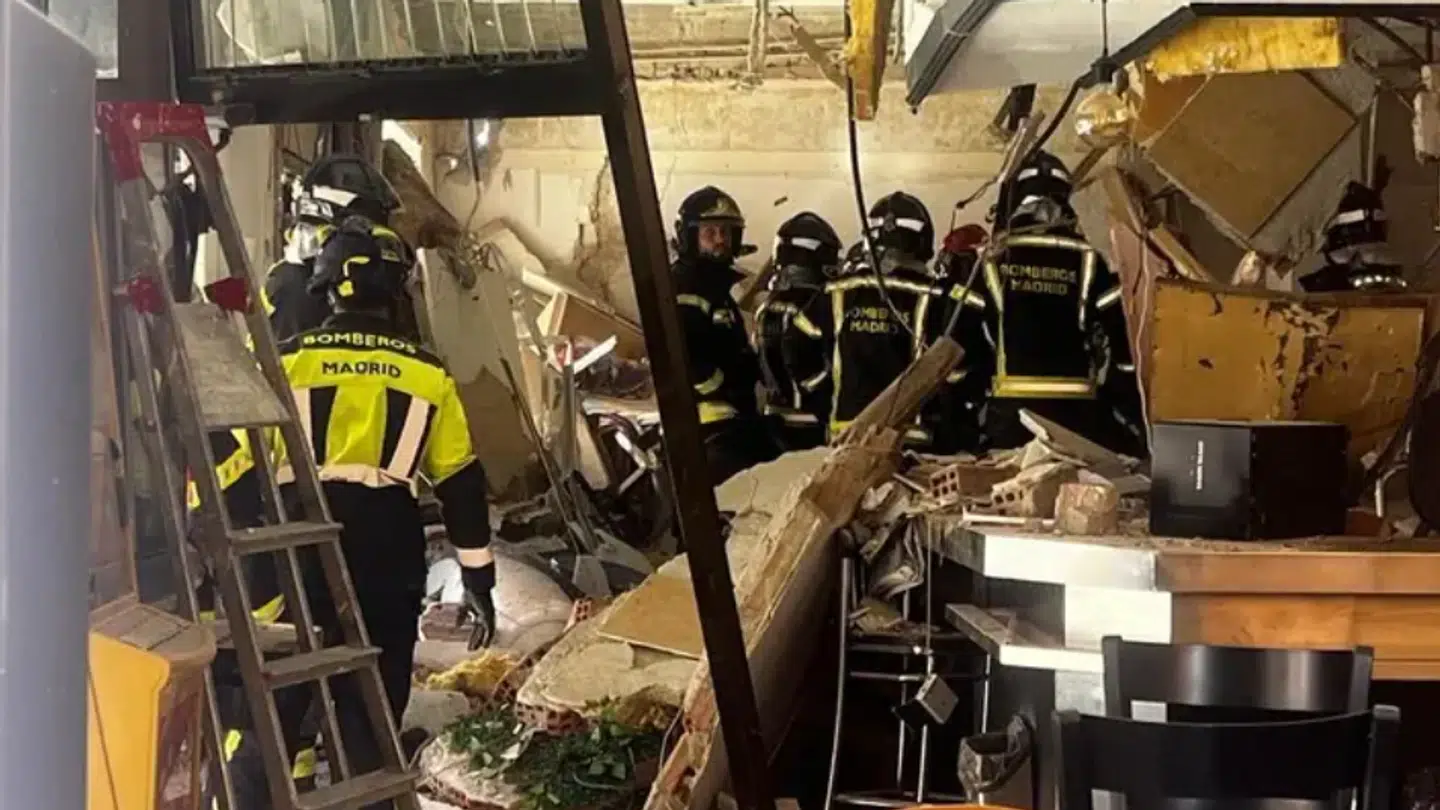 Lokale myndigheder arbejder på stedet.