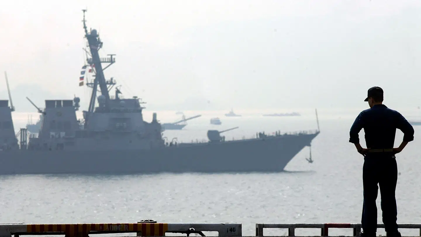 (Arkiv) Kina advarer Storbritannien og USA efter deres krigsskibe er sejlet gennem Taiwanstrædet.