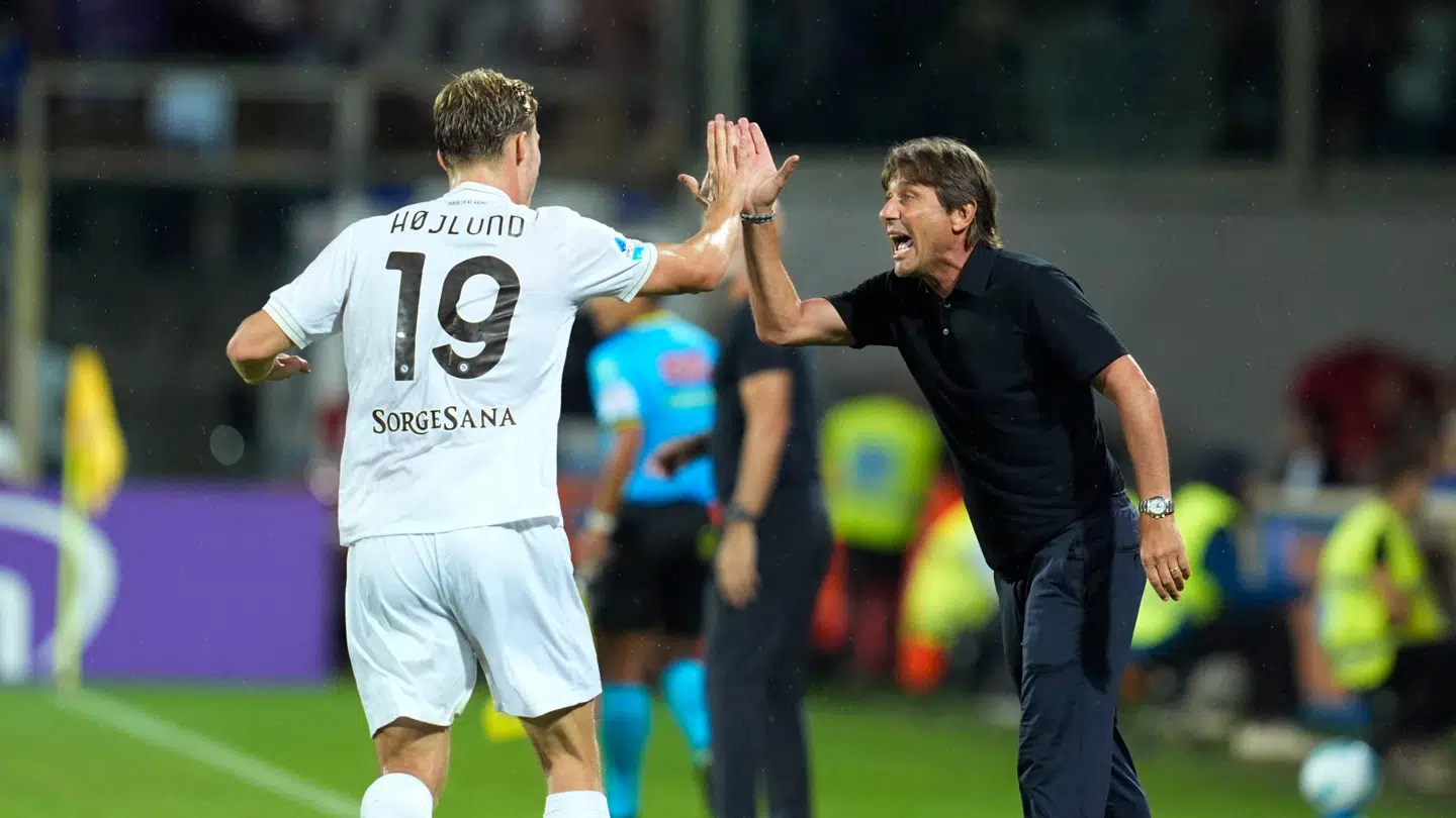 Med et hurtigt mål i kassen er der god grund til at 'high-five' sin nye træner.