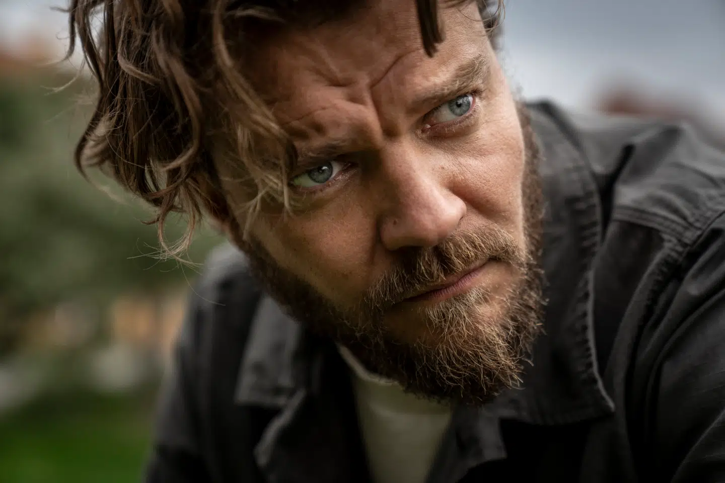 Pilou Asbæk bliver ofte forvekslet med de roller, han spiller.