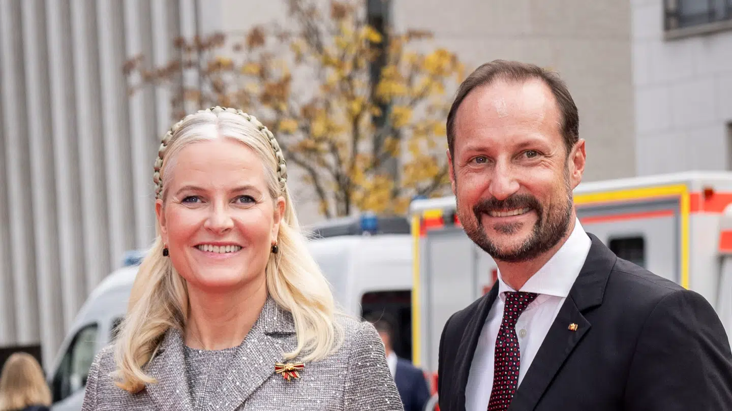 Norges kronprins Haakon og kronprinsesse Mette-Marit hyldes efter et tilfældigt møde med en hundeejer i Oslo.