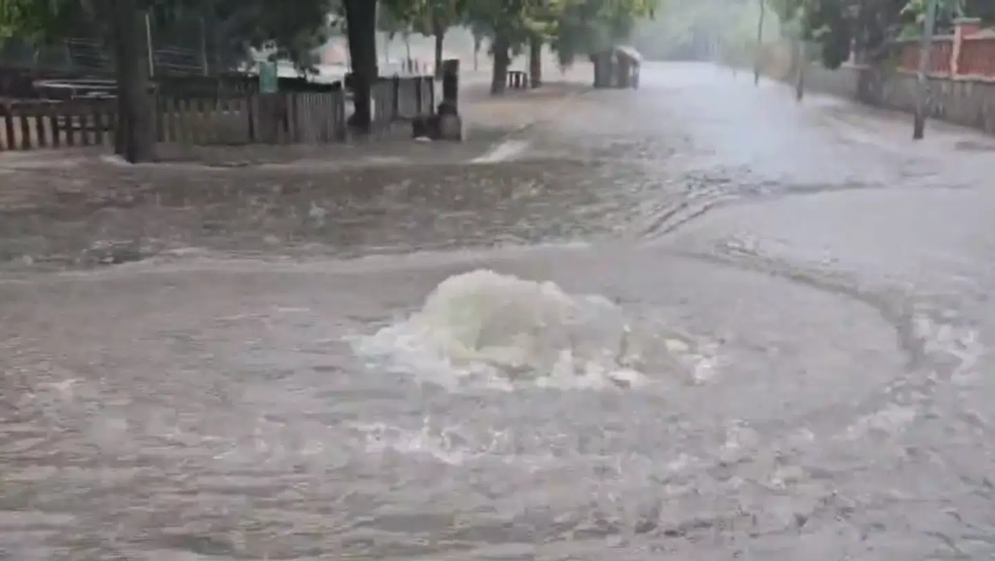 I Barcelona-forstaden Sant Cugat forvandlede vejene sig til floder lørdag morgen.