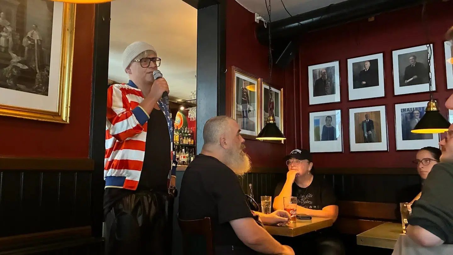 Arrangør af begivenheden Jesper W. Rasmussen med mikrofonen.