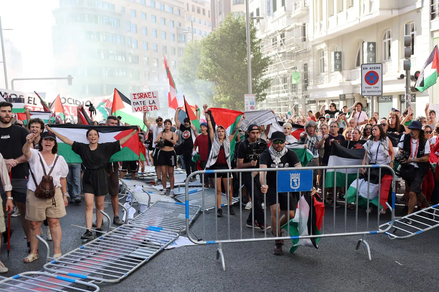 Tusindvis af propalæstinensiske demonstranter invaderede gaderne i Madrid på søndagens sidste etape af Vueltaen. Den blev derefter afblæst.