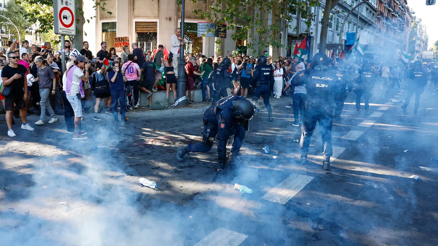 Politiet måtte trække tåregas for at stoppe demonstranterne.