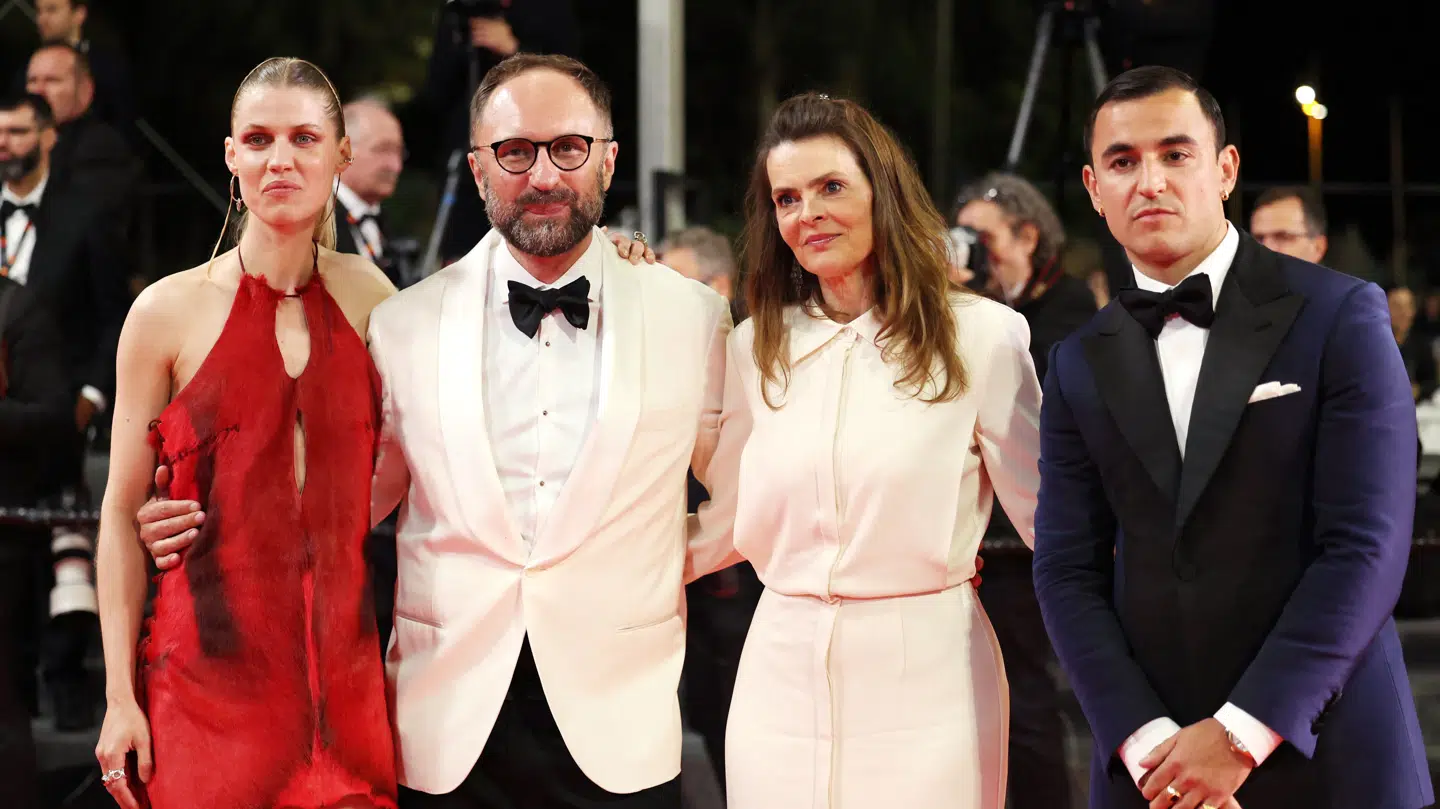 Besir Zeciri (Til højre) med en del af holdet fra 'Pigen med nålen' til Cannes Film Festival i 2024.