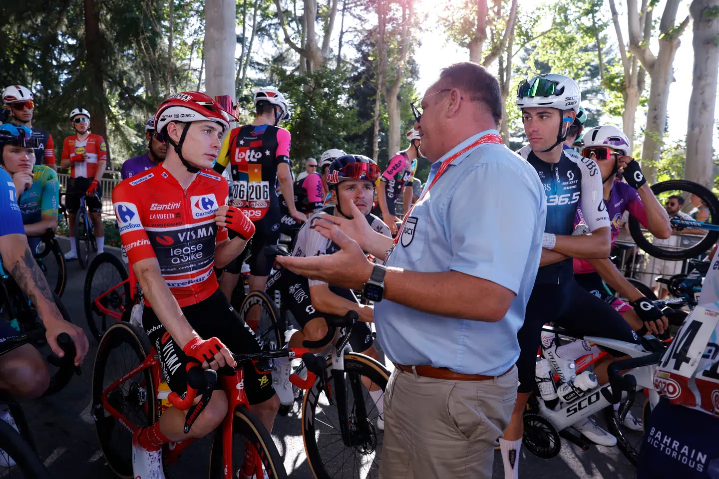 Jonas Vingegaard ses her på den sidste etape i Vueltaens røde førertrøje.