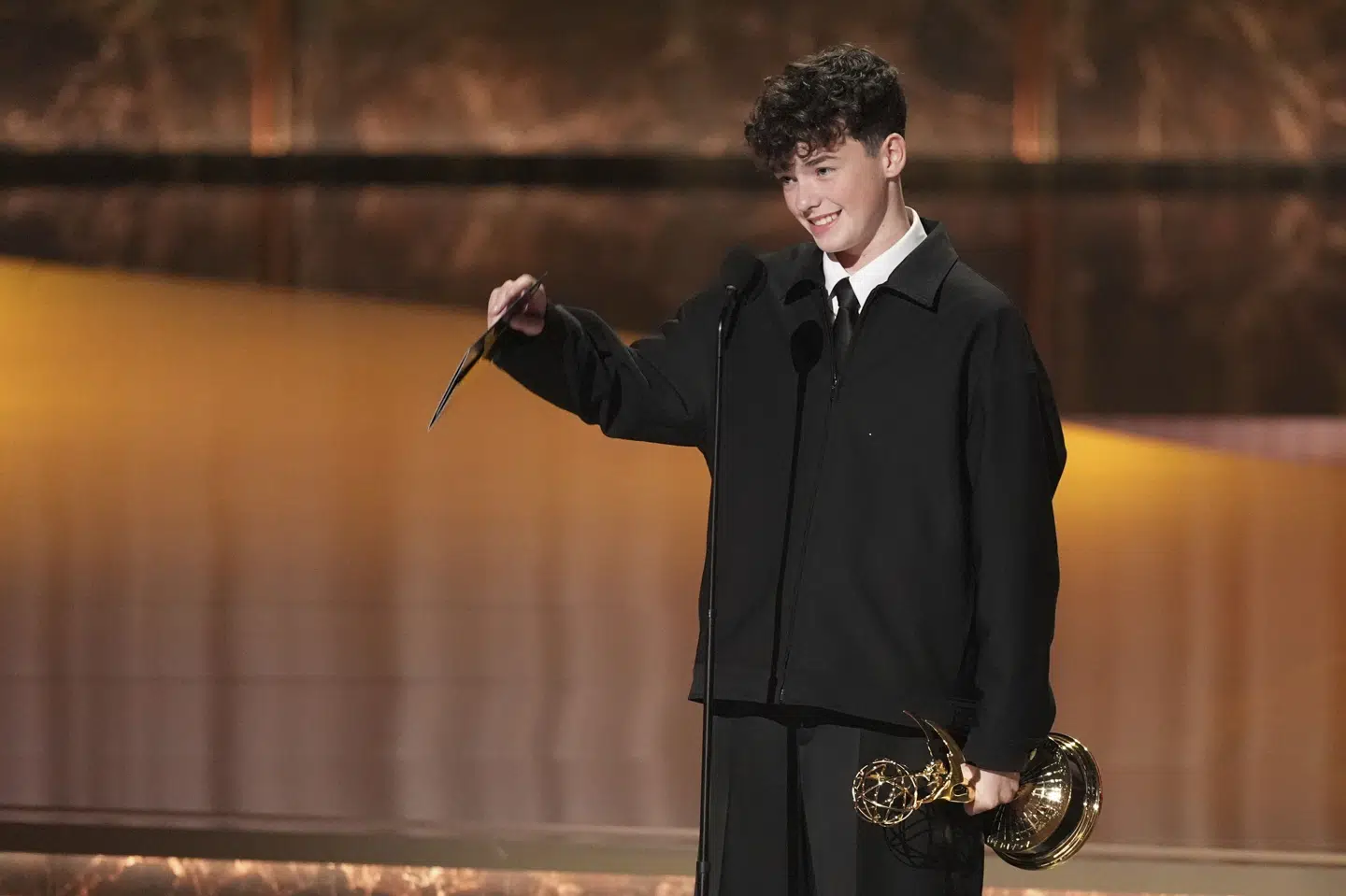 Owen Cooper, som i "Adolescence" spiller den 13-årige Jamie Miller, har natten til mandag vundet en Emmy for sin præstation i rollen.