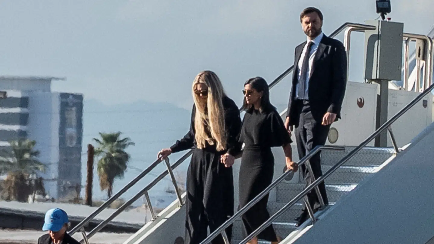 Her ses vicepræsidentparret, J.D. Vance og Usha Vance, mens de akkompagnerer enken Erika Kirk, da Charlie Kirks kiste forleden blev fløjet til Arizona.