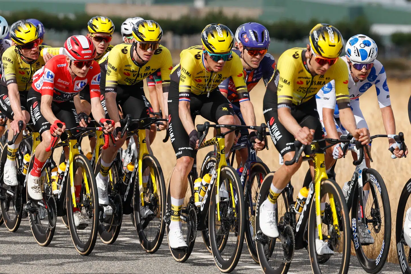 Her ses Jonas Vingegaard (i den røde trøje) under Vueltaen, som han netop har vundet.