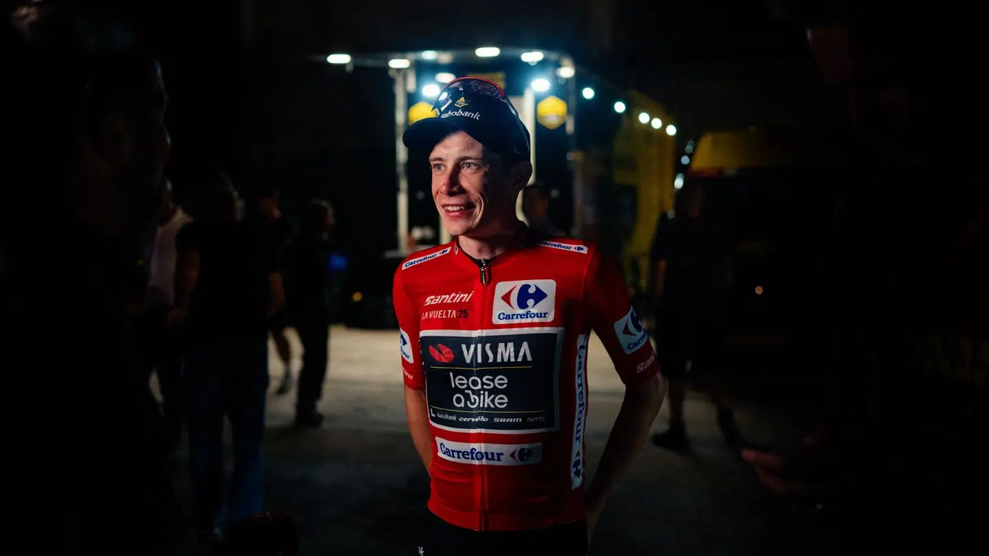 Her ses den danske Vuelta-vinder Jonas Vingegaard efter sin sejr søndag. Billedet er delt af hans hold, Team Visma | Lease a Bike, på X.