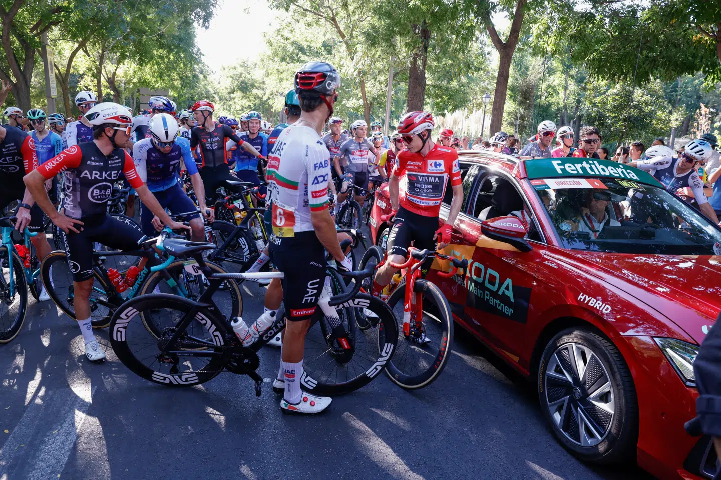 Jonas Vingegaard (i midten af billedet) venter med de andre ryttere, mens demonstranter har blokeret vejen på den sidste etape i det spanske cykelløb.