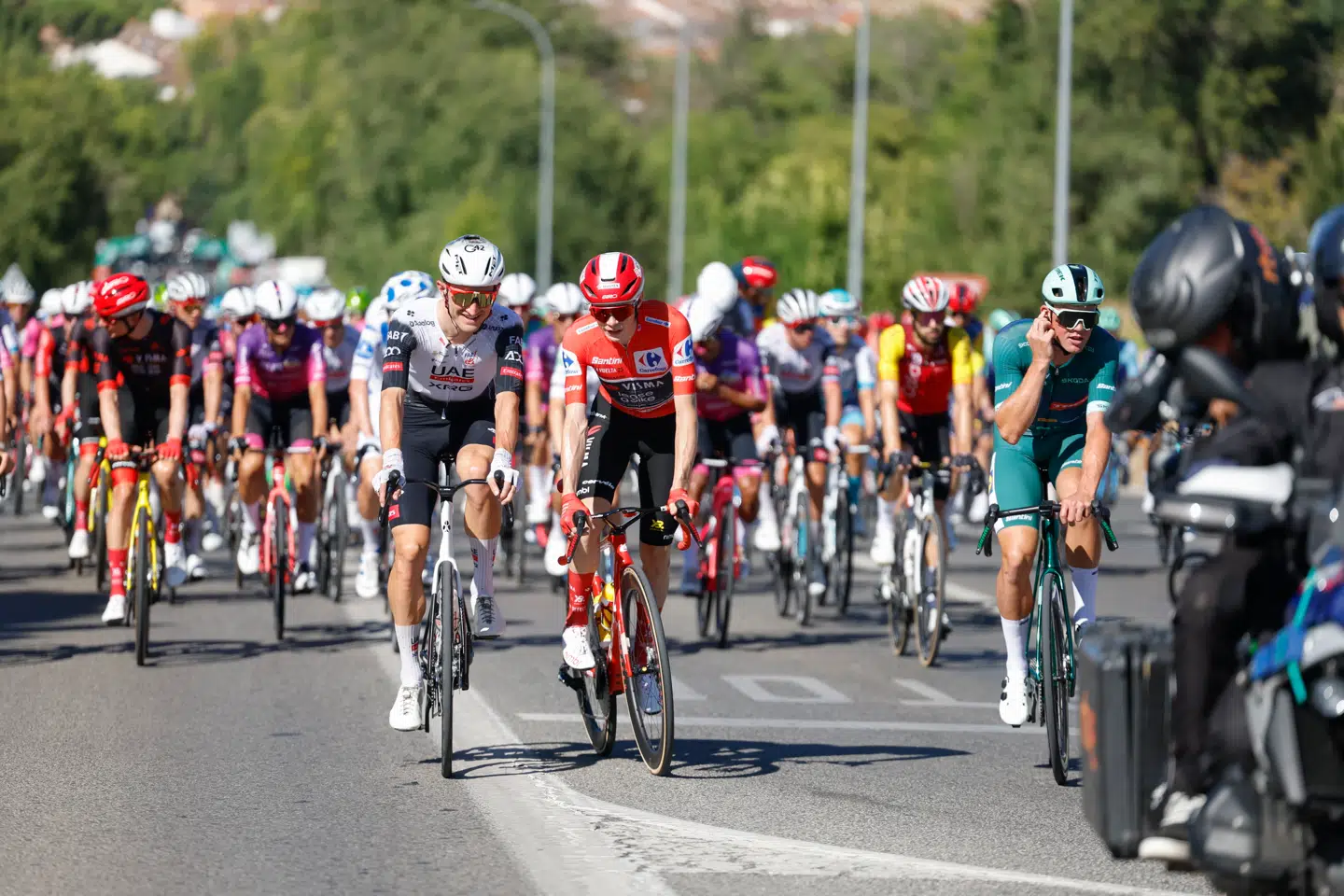 Den danske cykelrytter Jonas Vingegaard vandt søndag Vuelta a España, men løbet blev afblæst før målstregen på grund af store propalæstinensiske demonstrationer i Madrid.
