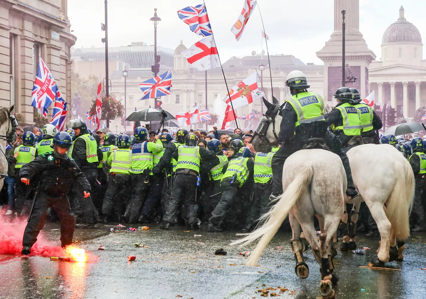 Demonstranterne havde medbragt både med det britiske Union Jack-flag og det engelske rød-hvide Georgskors. Og netop Georgskorset er et symbol på den splittelse, der er i Storbritannien.