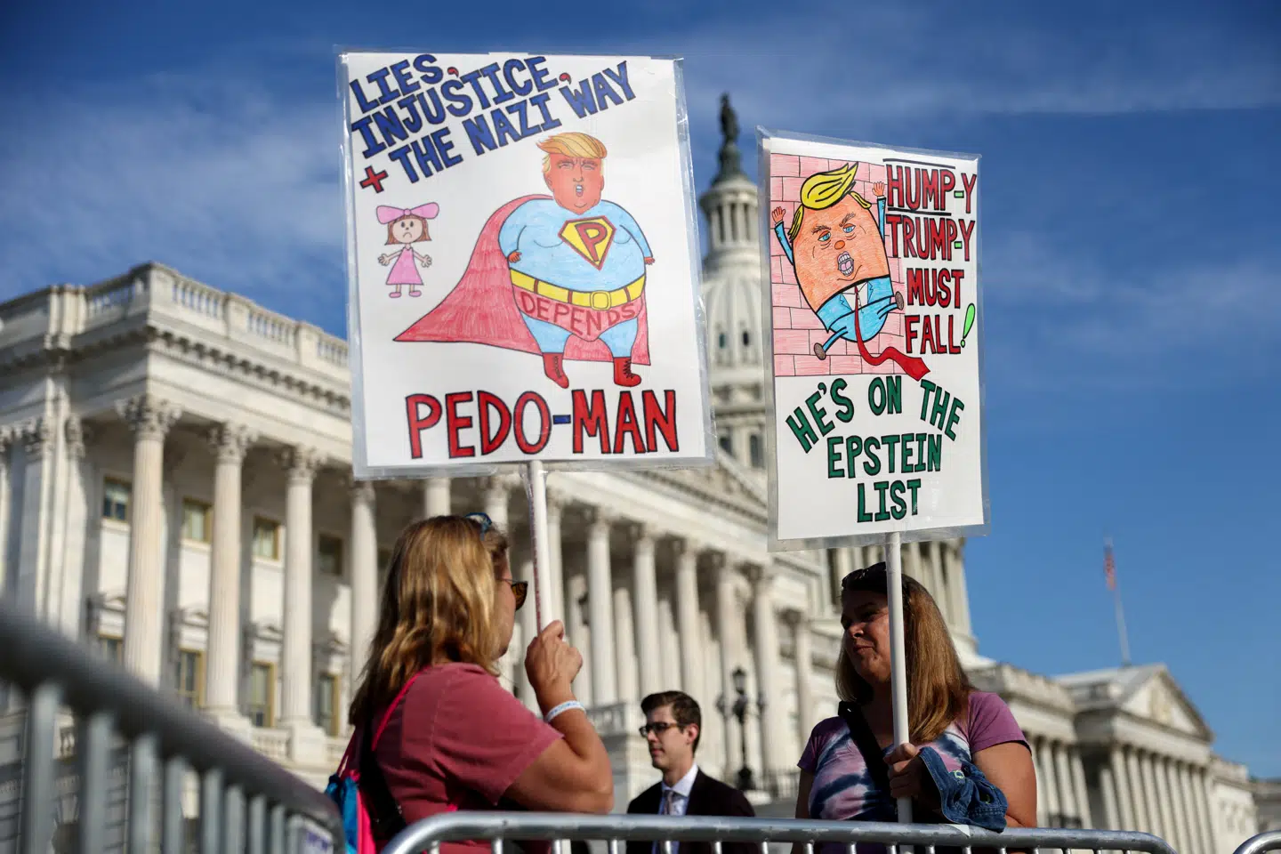 »Blandt disse mænd, der tydeligvis kendte til i hvert fald dele af, hvad der foregik, er USAs præsident, Donald Trump.« På billedet ses demonstranter med skilte foran Capitol Hill.