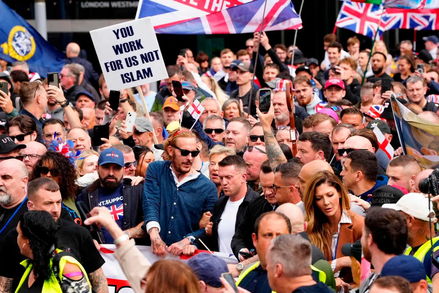 I midten ses Tommy Robinson, hvis rigtige navn er Stephen Yaxley-Lennon, som stod bag demonstrationen. Foto: Carlos Jasso, AFP / Scanpix