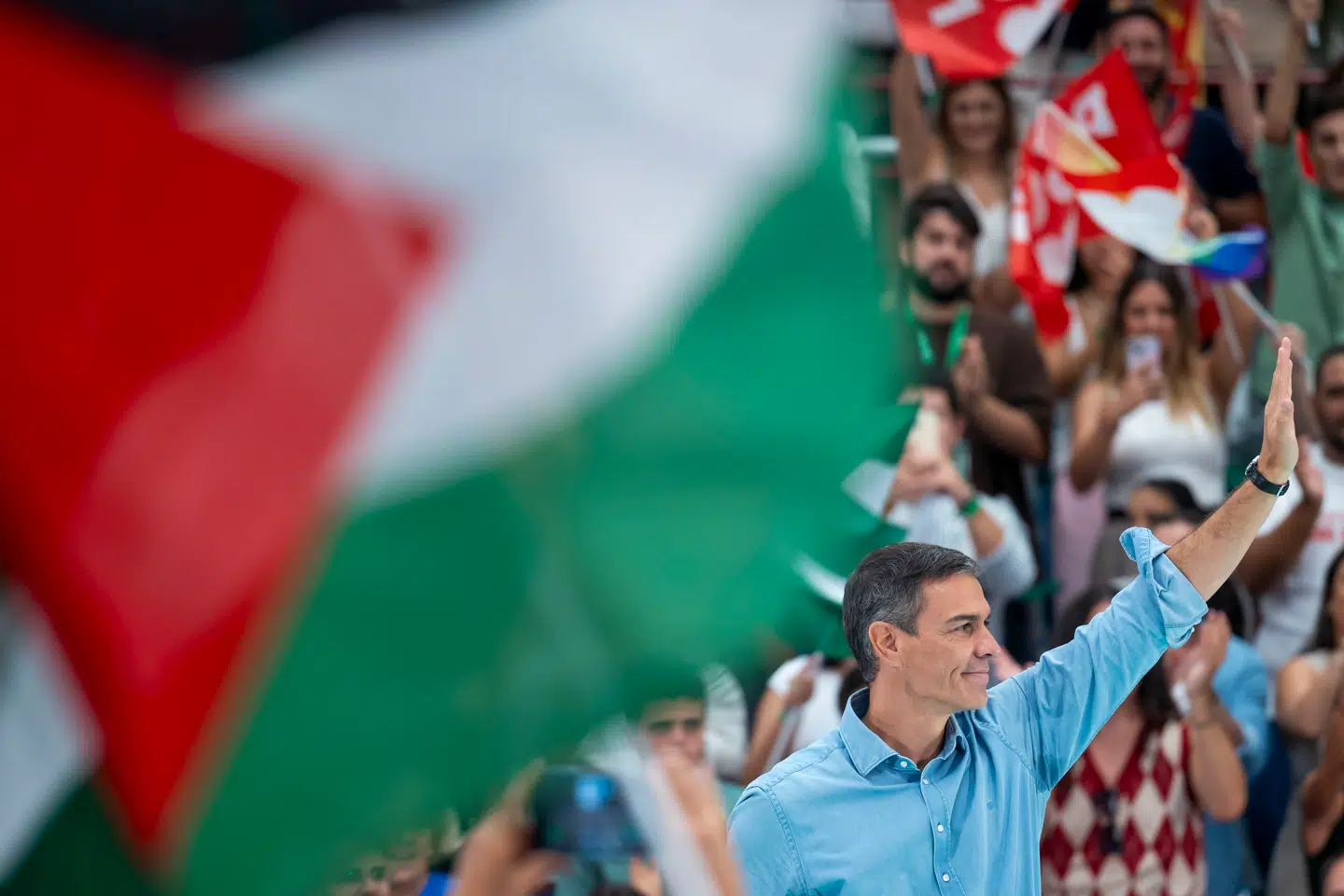 Der var masser af palæstinensiske flag blandt deltagerne ved et politisk møde, da Pedro Sánchez søndag udtrykte sin »beundring« for de i flere tilfælde voldelige protester under Vuelta a España.