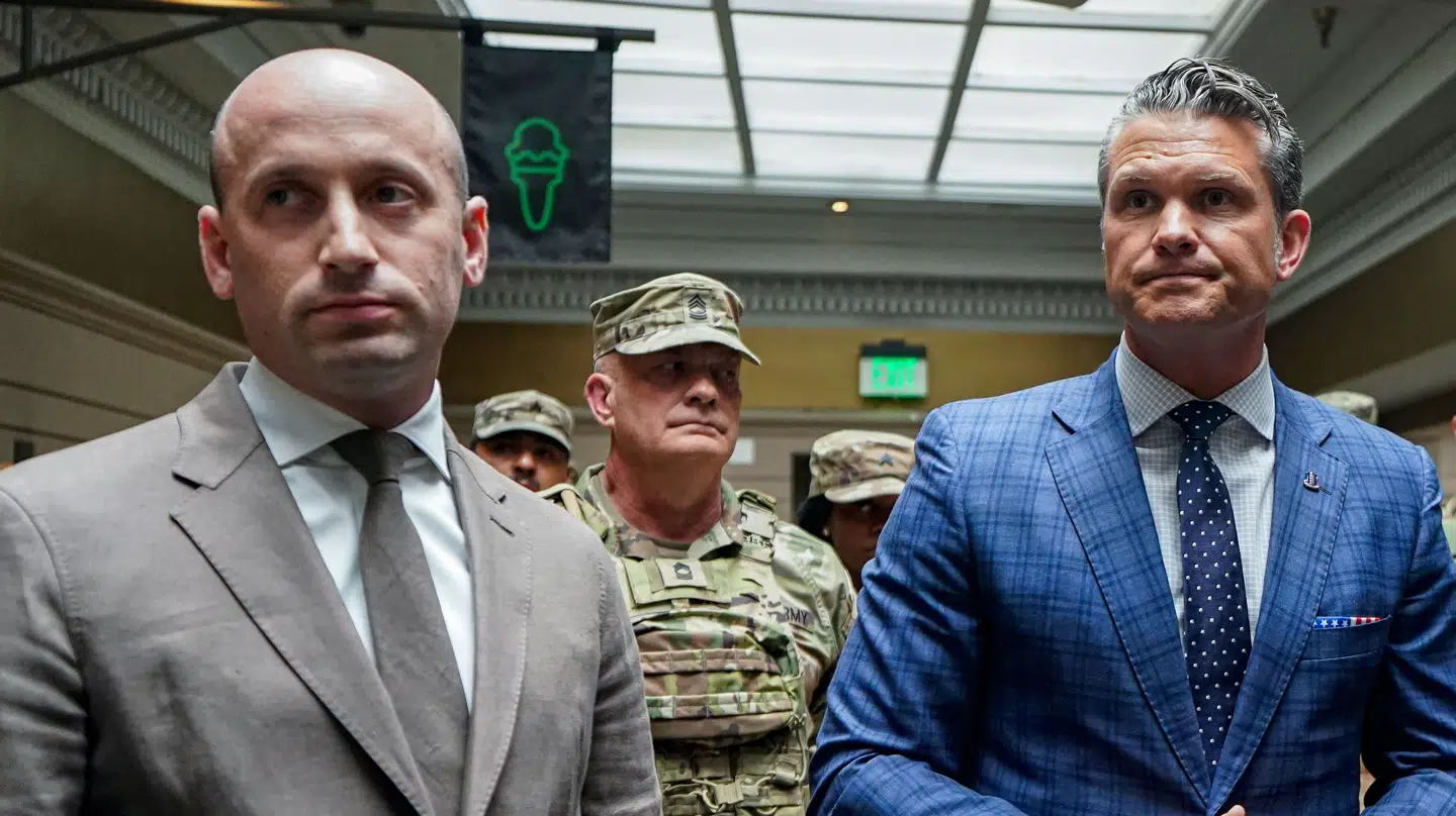 Stephen Miller (tv.) med forsvarsminister Pete Hegseth.
