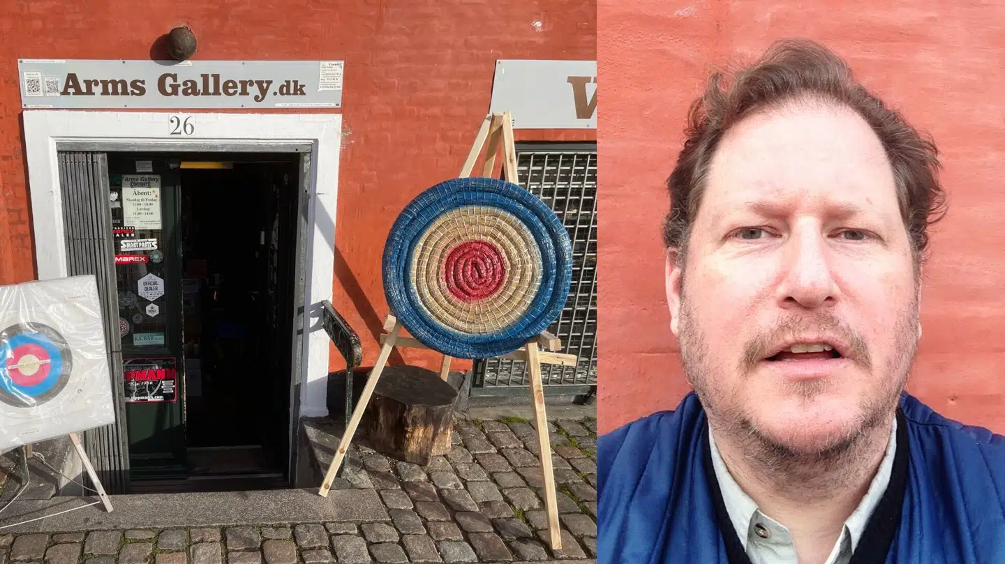 Kristina Wonski-Petersen har arbejdet i Arms Gallery, en af Københavns ældste våbenbutikker, siden han var 10 år gammel. I den seneste tid er omsætningen gået ned, og han peger på en særlig årsag.