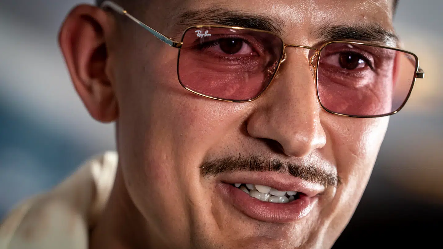 Tobias Rahim har fundet den store tegnebog frem.