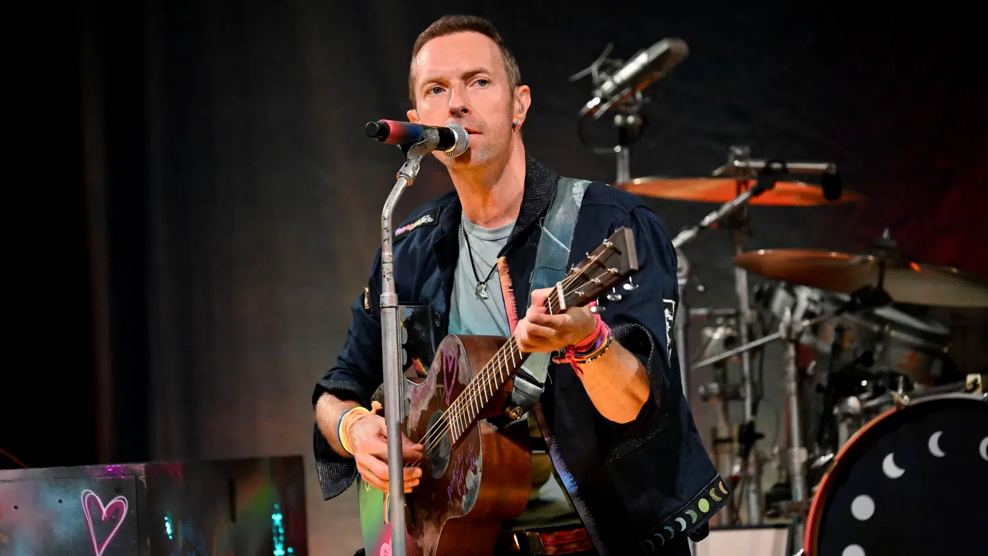 (Arkiv) Flere Coldplay-fans buhede af bandet under deres koncert på Wembley Stadium i fredags.