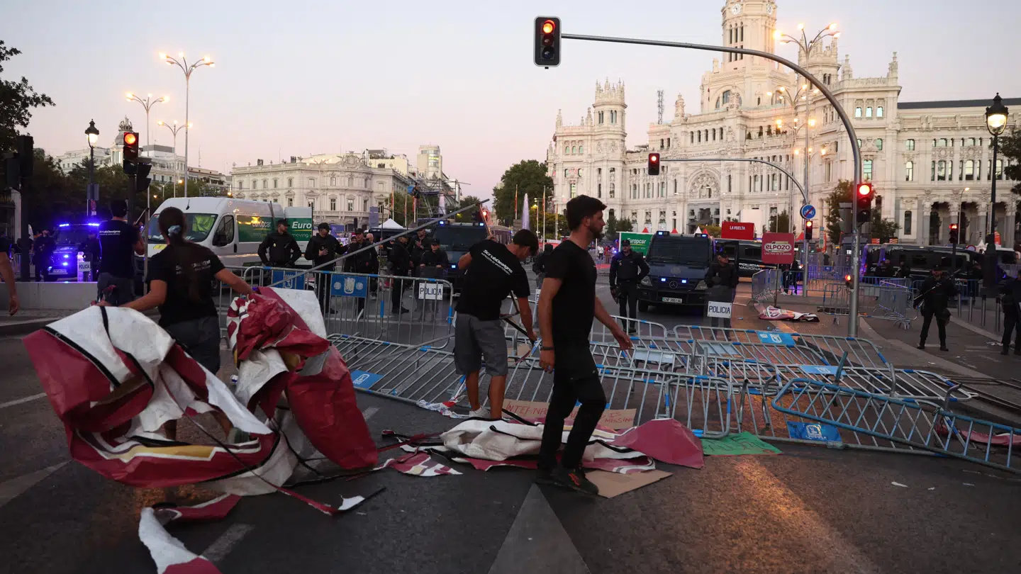 Politiet har ifølge dem selv fået ordre fra den politiske top om ikke at gribe ind mod demonstranterne.