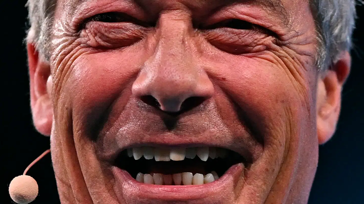 Lederen af Reform Uk Nigel Farage er lige nu på vej op i meningsmålingerne. Det kan han delvist takke en anden person på den britiske højrefløj for. De to kan dog ikke lide hinanden.