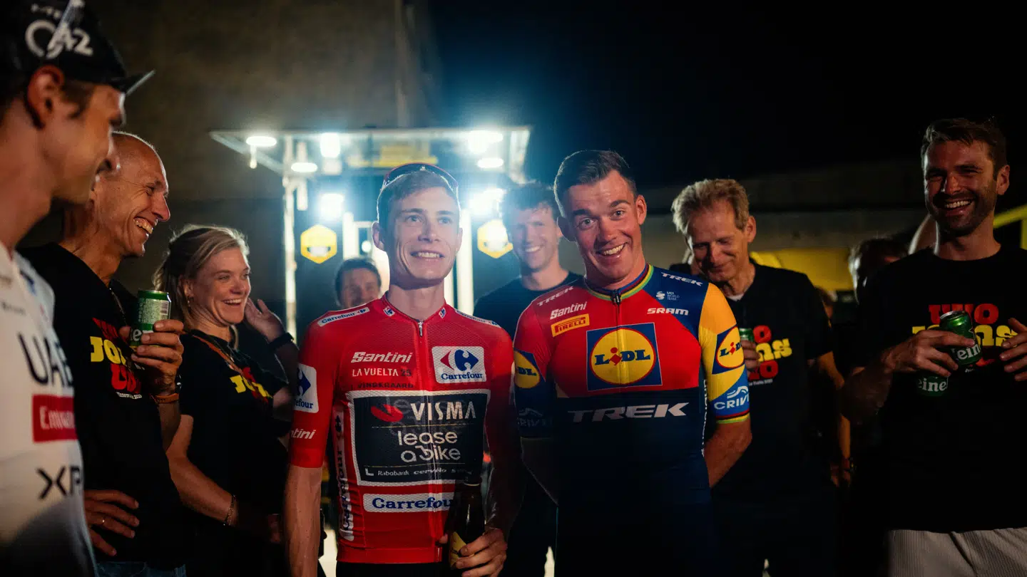 Jonas Vingegaard og Mads Pedersen så glade ud under den kuriøse fejring.