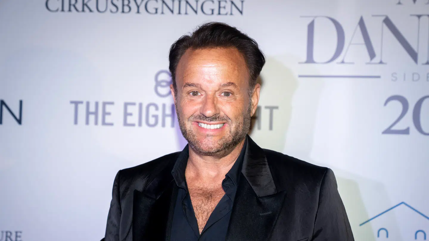 Dennis Knudsen ankommer på den røde løber til finaleshowet i Miss Danmark 2023 i Cirkusbygningen i København, søndag den 27. august 2023.. (Foto: Ida Marie Odgaard/Ritzau Scanpix)