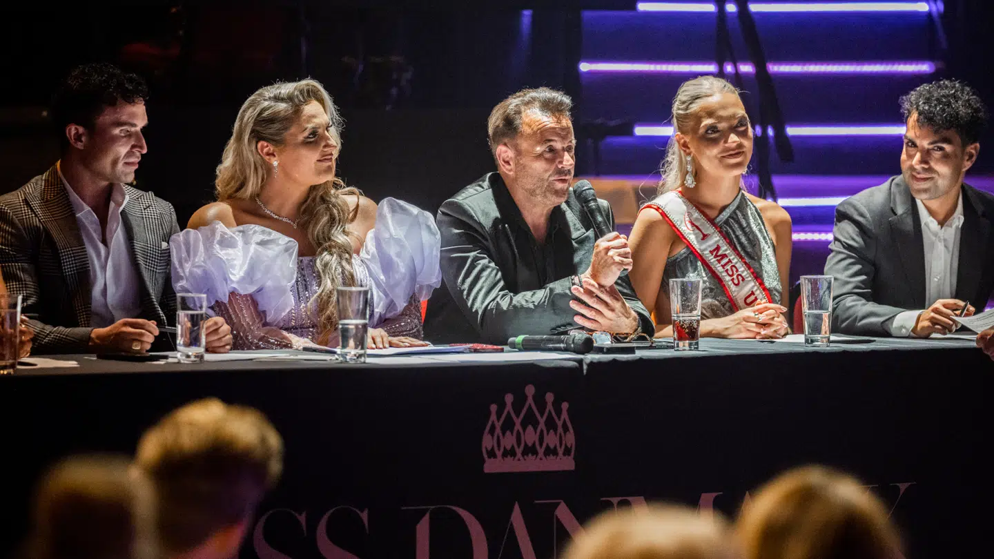 På billedet ses dommerne under Miss Danmark-kåringen i 2023. Her bestod dommerne også af Gustav Salinas, Lisa Lents og Dennis Knudsen.