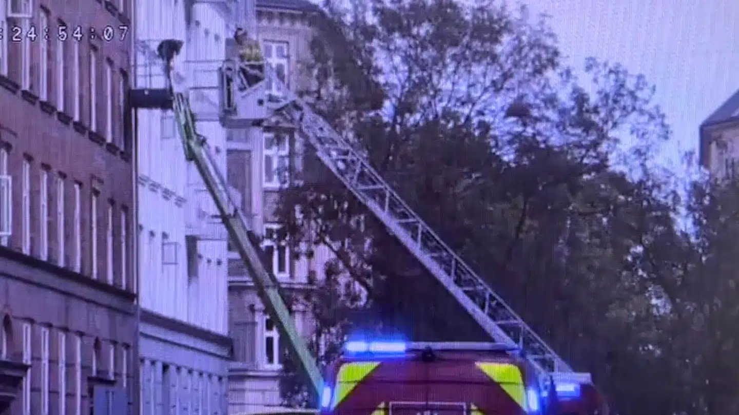 Personen, der bliver reddet ned med kran.