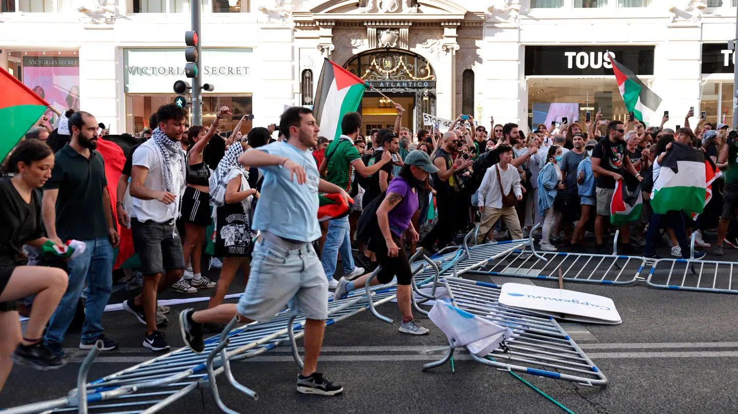 Der var voldsomme uroligheder under søndagens Vuelta-afslutning i Madrid.