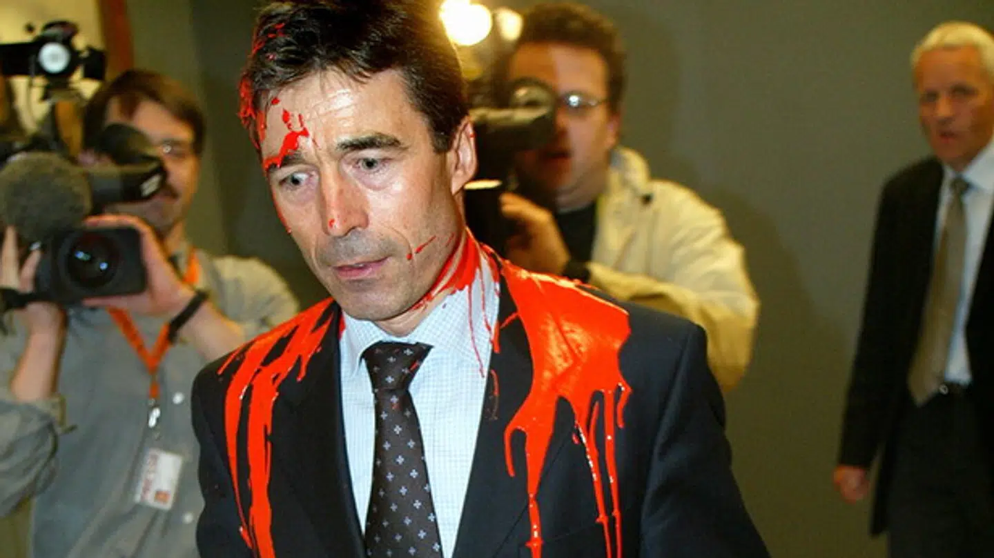 Sådan så daværende statsminister Anders Fogh Rasmussen (V) ud, efter han i 2003 fik maling over sig.