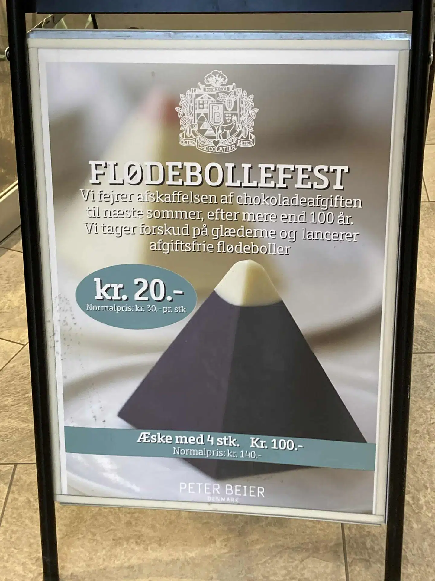 Foran Peter Beiers butik i Helsingør Bycenter har der indtil for nyligt hængt en plakat med et nyt tilbud på flødeboller, som er gået viralt for det, man kunne tro var en regnefejl. Men der er altså en mening med galskaben, lyder det fra Peter Beier selv – selvom reklamekampagnen blev taget ned kort tid efter. Foto: Thomas Coenen-Bache.